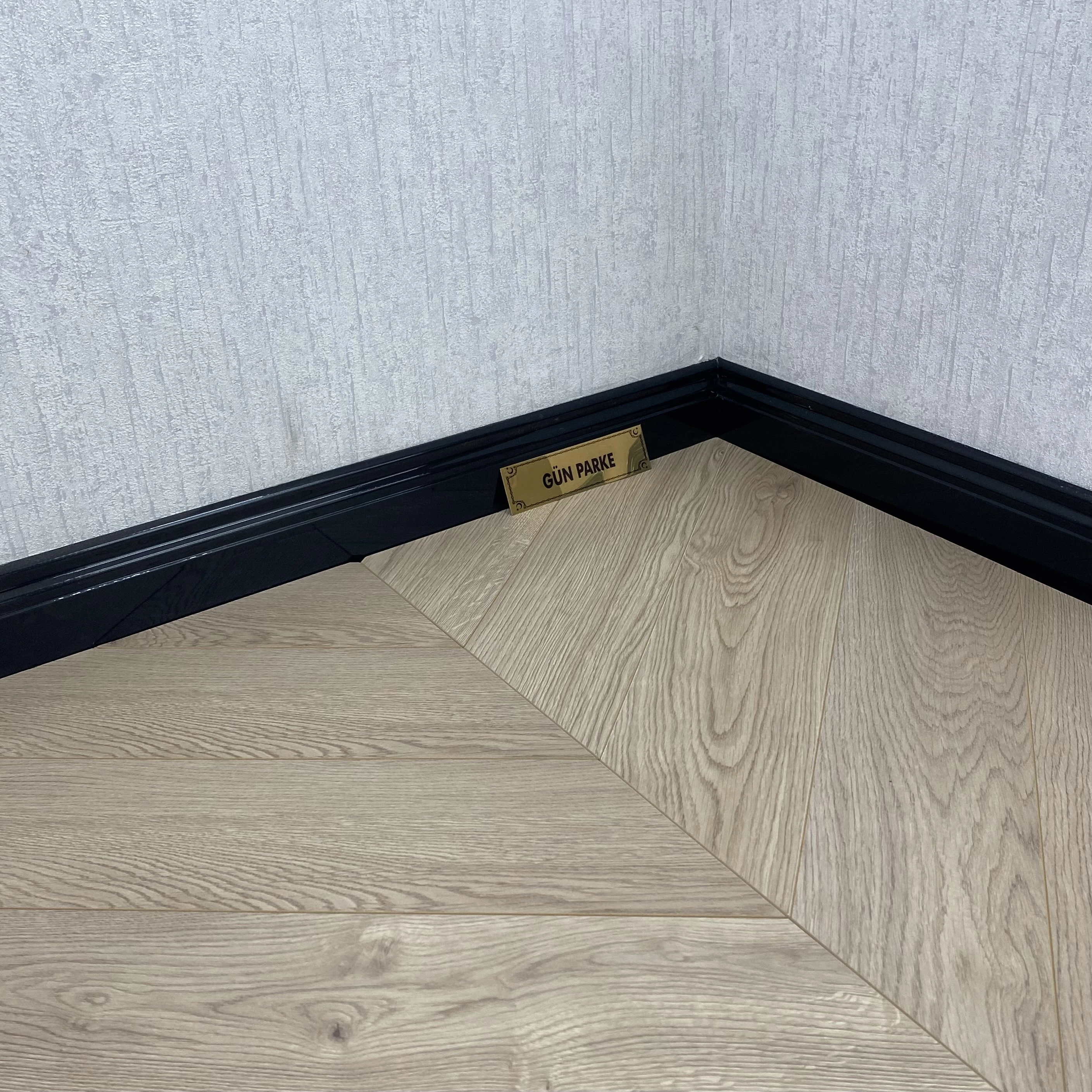 Aston Louis Macar Light dark oak